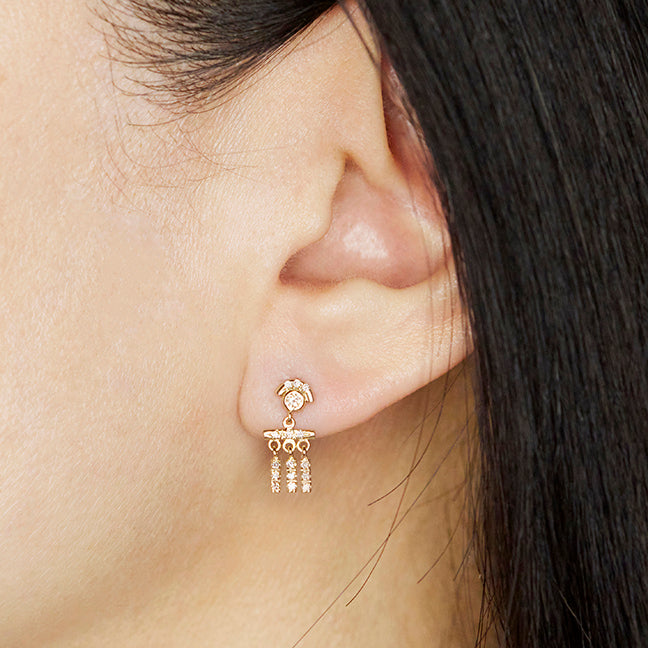 Gravity round diamond tassel earrings