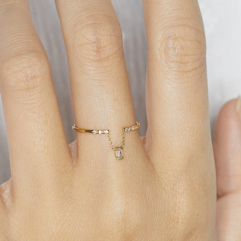Gravity chain baguette diamond ring