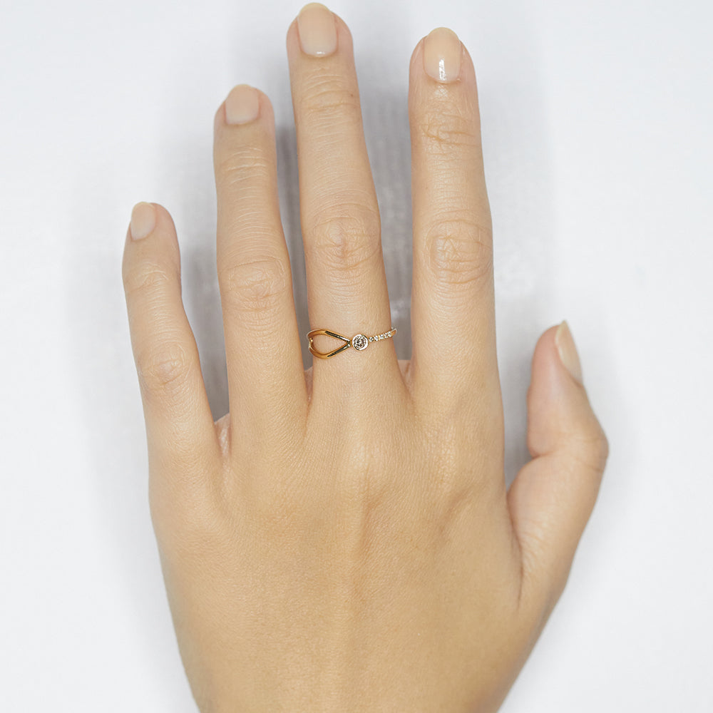 Gravity round diamond Y ring