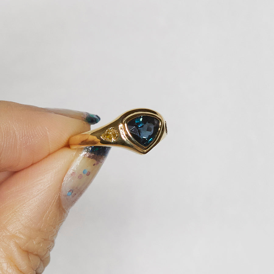 Signet ring sapphire hotsell